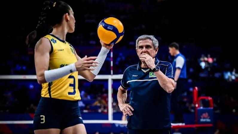Zé Roberto orienta Macris em Brasil x Turquia pela VNL 2025 (Foto: Volleyball World)
