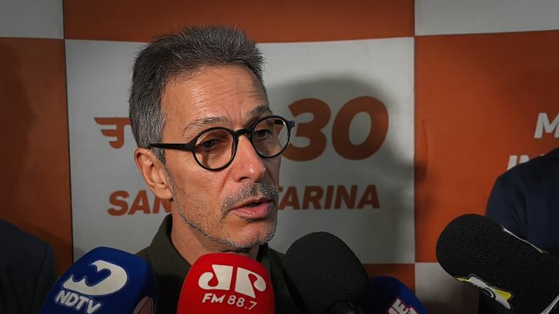 Zema afirma que Partido Novo foi traído ao negar contato de Flávio com Vorcaro