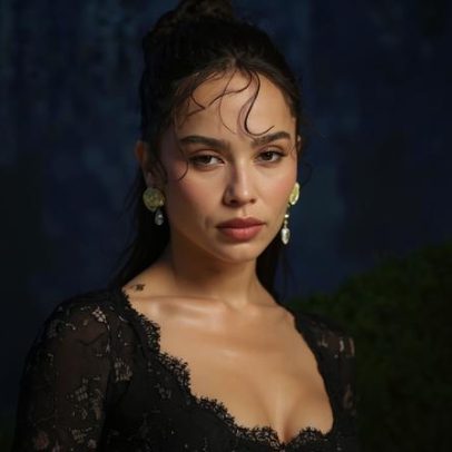 Zöe Kravitz cobre mão esquerda no Met Gala durante rumores de noivado com Harry Styles