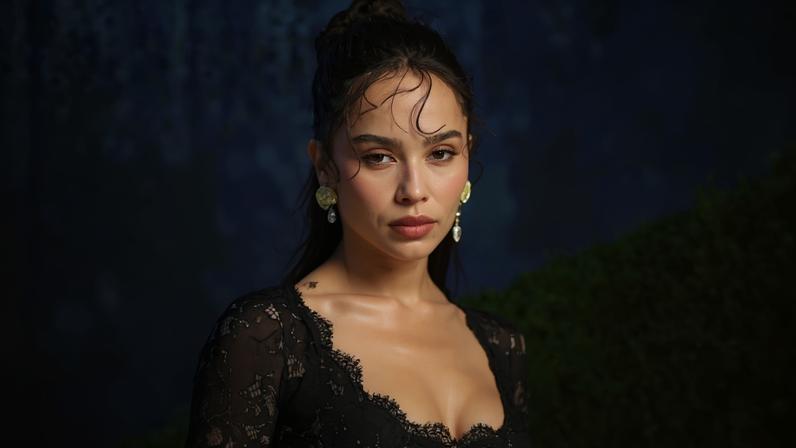 Zöe Kravitz cobre mão esquerda no Met Gala durante rumores de noivado com Harry Styles