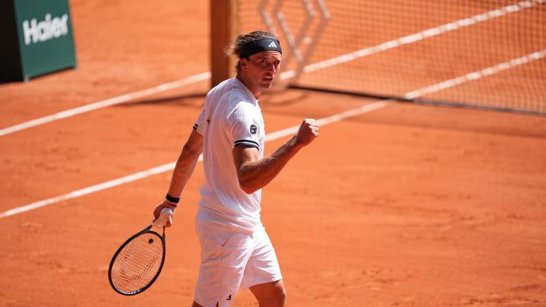 Zverev enfrenta Machac após confirmação; Mensik avança