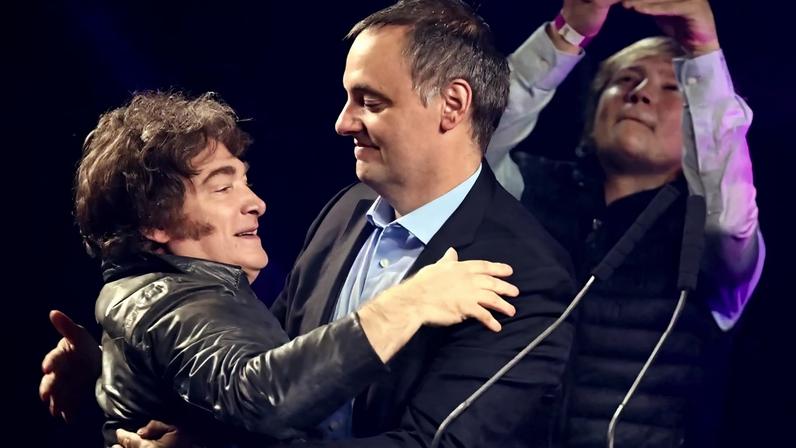 Milei abraça seu então porta-voz Manuel Adorni. que venceu eleição na cidade de Buenos Aires em uma disputa contra o peronismo e a centro-direita.