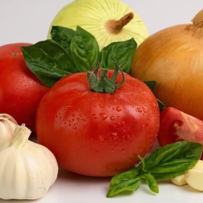 Estudo aponta benefícios de alho, tomate e cebola na dieta