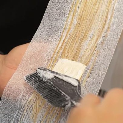 Microscópio revela danos estruturais no cabelo após descoloração e alisamento