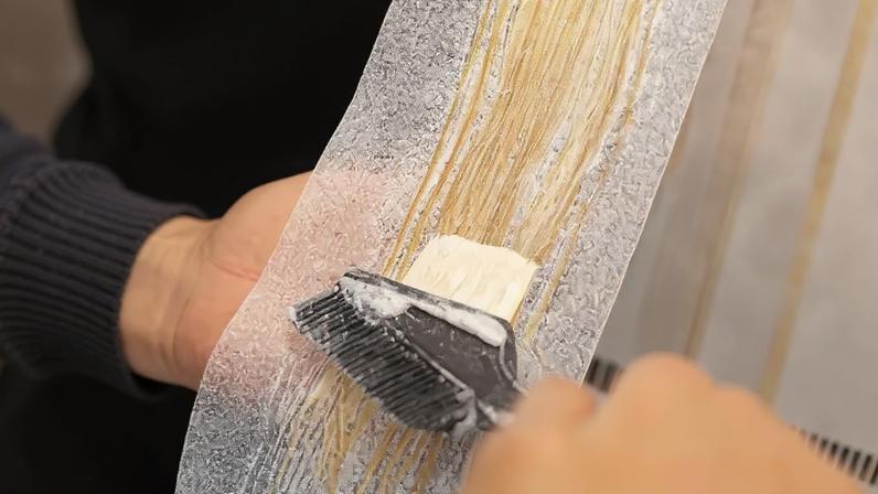 Microscópio revela danos estruturais no cabelo após descoloração e alisamento