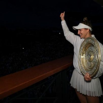 Vondroušová lamenta suspensão e recebe apoio de jogadoras