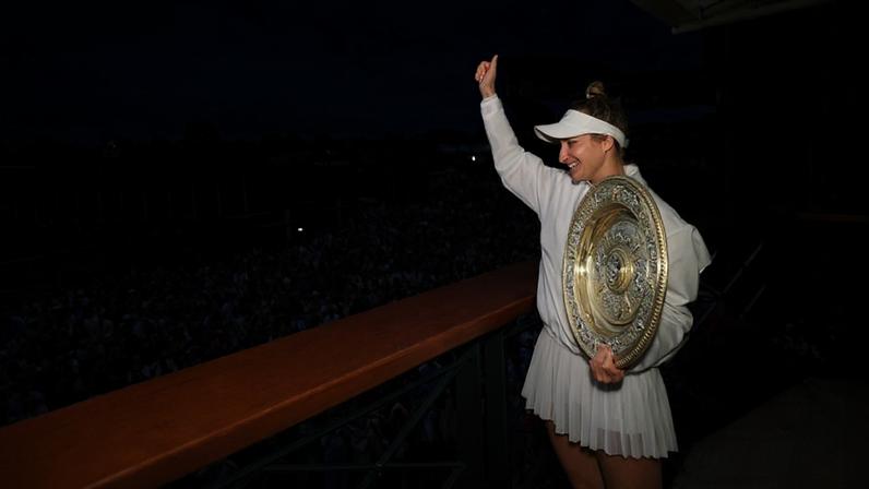 Vondroušová lamenta suspensão e recebe apoio de jogadoras