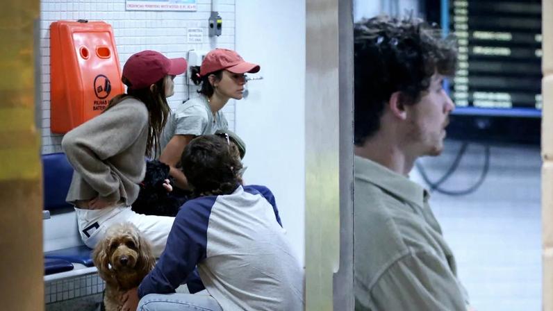 Viagem de casal: Bruna Marquezine embarca com Shawn Mendes, Sasha e João Lucas no Rio; atriz e melhor amiga combinam acessório em fotos