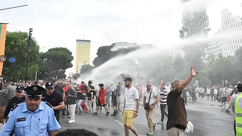 Protesters have gathered in front of the prime minister's office all week