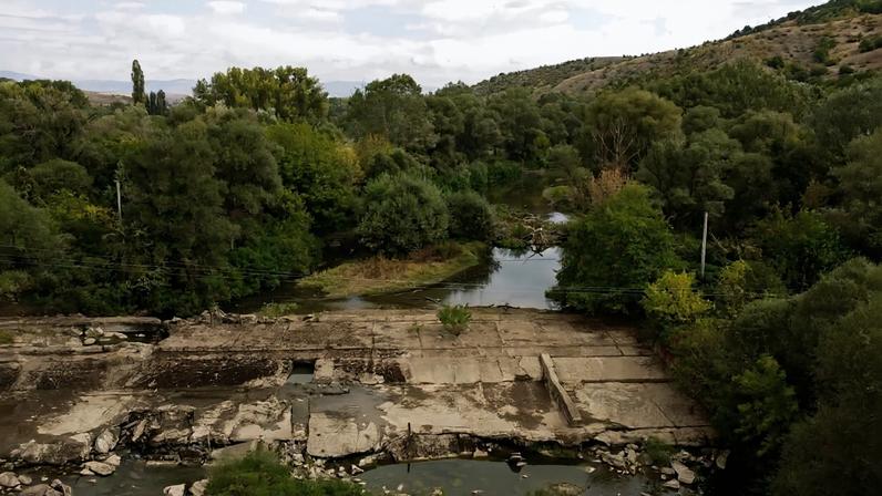 Drone image of the Pčinja River before and after the Shuplji Kamen barrier removal in North Macedonia. Images © Eko-svest.