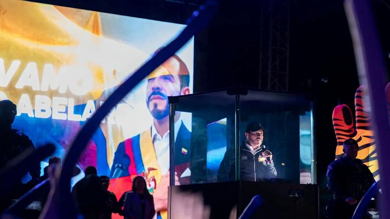 Abelardo de la Espriella, a far-right candidate running for the Colombian presidency, addresses a crowd of supporters in Bogotá's Lourdes Square on May 20.