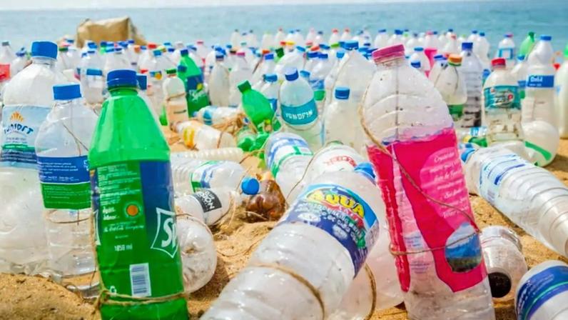 Sri Lanka proíbe garrafas de uso único em eventos oficiais e cobra por sacolas