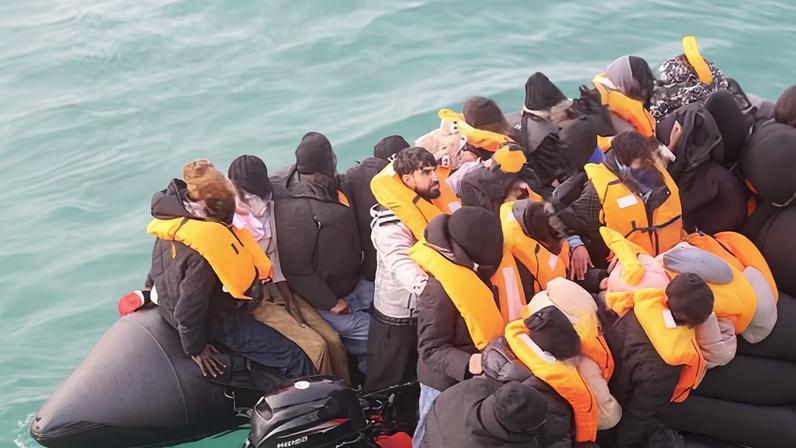 Dois homens presos por colocar vidas em risco em viagens de barco para UK