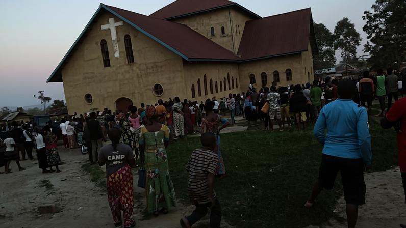 Cristãos em frente a igreja na República Democrática do Congo (foto representativa)