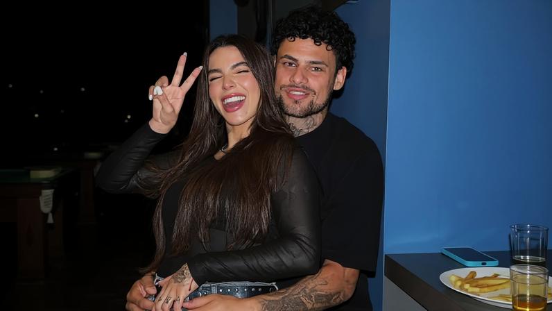 Petra Mattar celebra 32 anos ao lado do namorado, sósia de MC Cabelinho