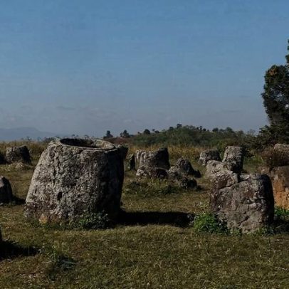 Urna de pedra gigante no Laos abrigava restos de 37 pessoas