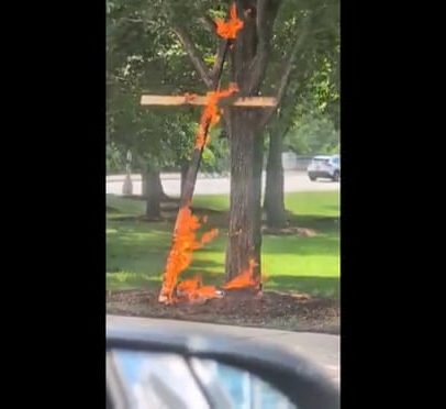 Homem é acusado de crime de ódio por queima de cruz em parque de Chicago