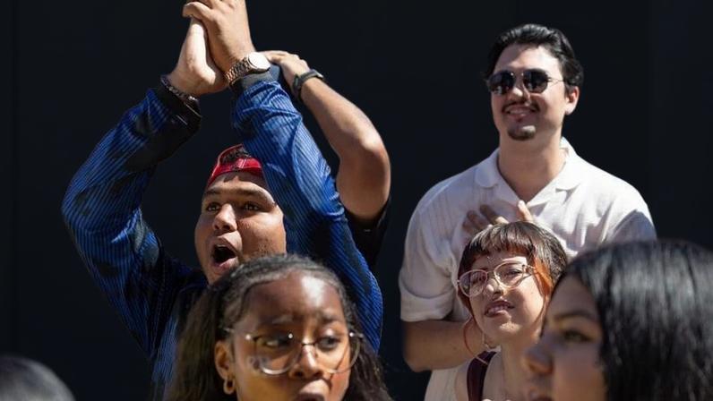 13.jun.2026 - Pessoas de várias nações dividem espaço durante jogo Brasil x Marrocos na Copa do Mundo em fan fest montada em Los Angeles