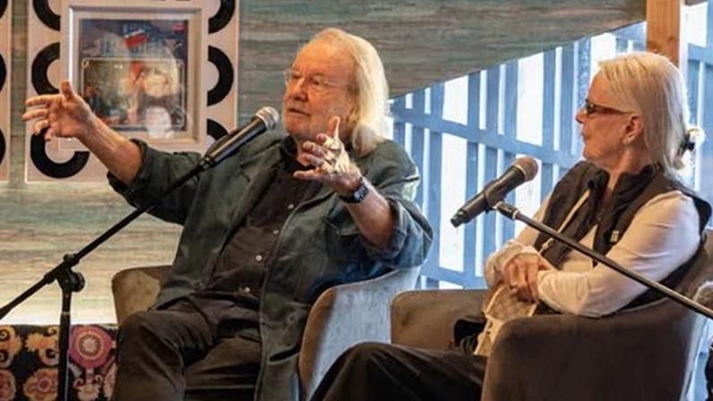 Membros do Abba celebram lançamento de programa educacional ampliado em Londres