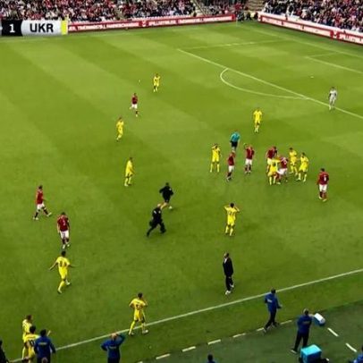 Eriksen passa mal e amistoso Dinamarca x Ucrânia é encerrado