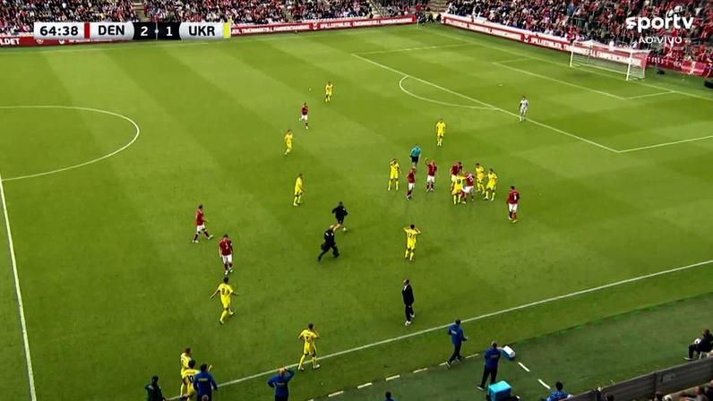 Eriksen cai em campo, jogo é paralisado e jogador é atendido pela equipe médica