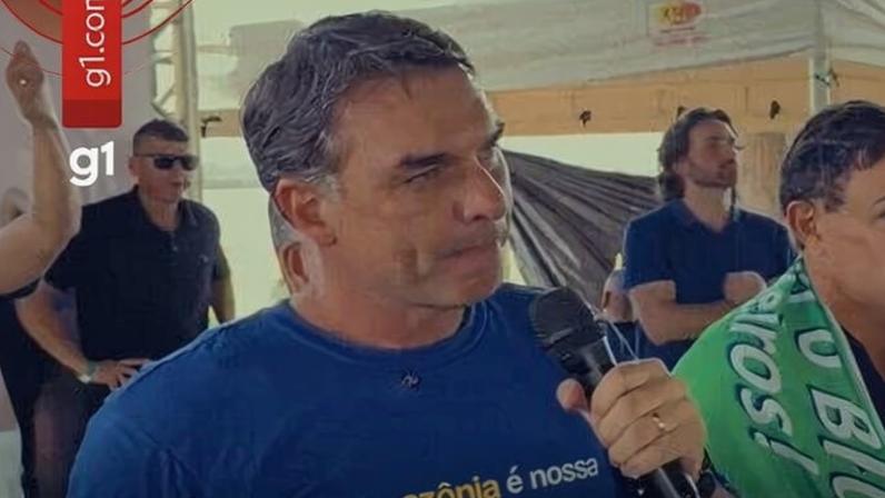 Flávio Bolsonaro pede apoiadores vestirem camisa de Bolsonaro para a Copa