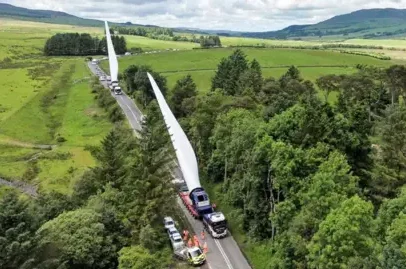 Comboio de turbinas gigantes segue para parque eólico