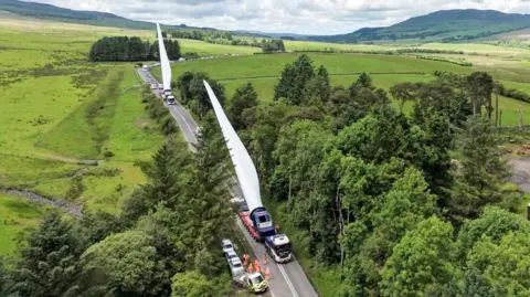 Comboio de turbinas gigantes segue para parque eólico