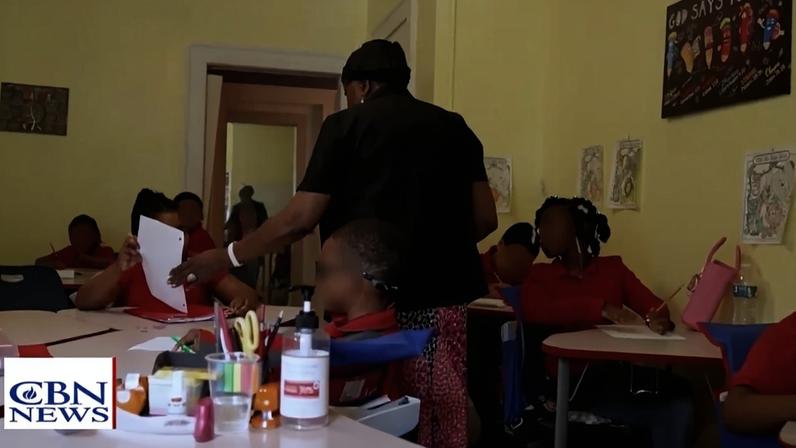 As crianças na escola. (Foto: Reprodução/CBN News)