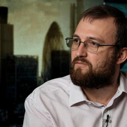 Hoskinson enfrenta pagamento de US$70 milhões em BTC; críticos exigem trilha