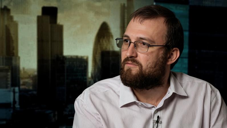 Hoskinson enfrenta pagamento de US$70 milhões em BTC; críticos exigem trilha