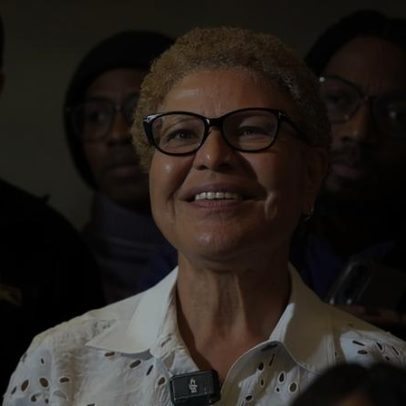 Karen Bass vai ao segundo turno para prefeita de LA após não obter maioria