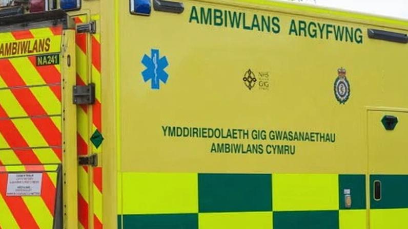 Incidente de grande porte após acidente com ônibus no oeste do País de Gales