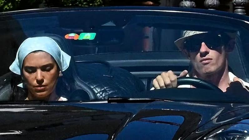 Dua Lipa e Callum Turner curtem lua de mel em carro de até R$ 2,6 milhões