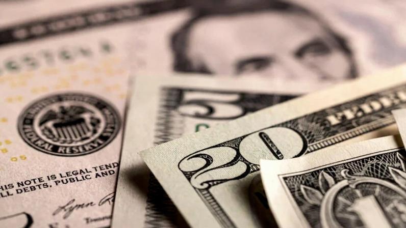 Dólar fecha em queda leve ante o real, com foco no Oriente Médio