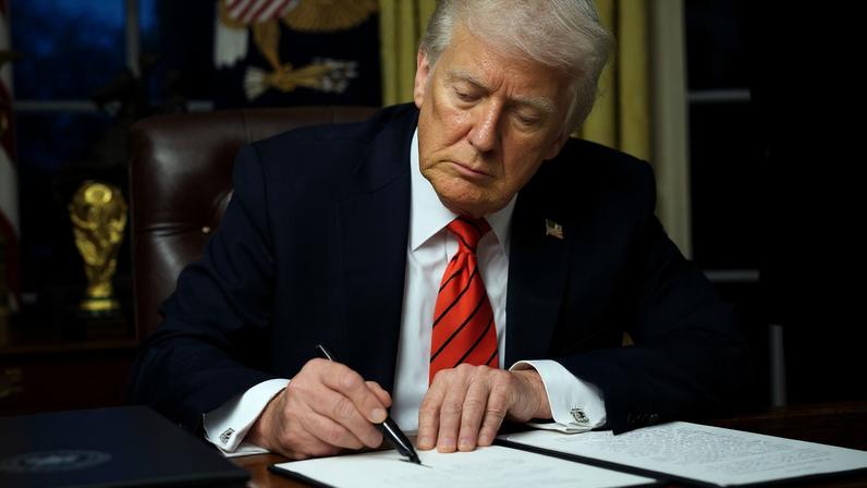 U.S. President Donald Trump signs an executive order in the Oval Office of the White House in Washington, U.S., February 10, 2025. Reuters/Kevin Lamarque/Proibida reprodução
