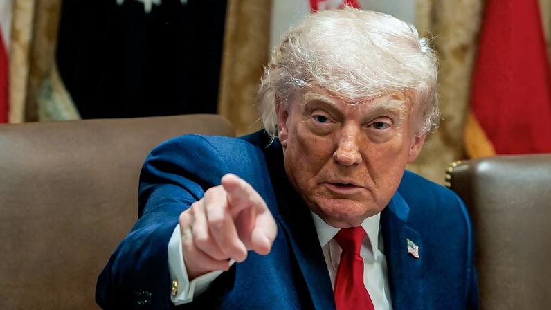 Flávio Bolsonaro em encontro com Trump; Lula em reunião com Trump — Foto: Reprodução