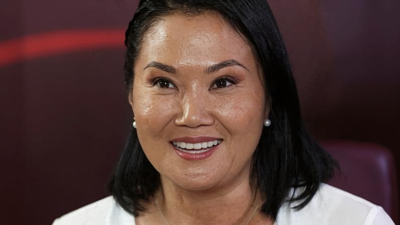 Peru - 05/06/2026 - A combination picture shows Peru's leftist candidate Roberto Sanchez and right-wing presidential candidate Keiko Fujimori speaking during a televised debate ahead of the June 7 runoff presidential vote, in Lima, Peru, May 31, 2026. REUTERS/Alessandro Cinque/Proibida reprodução