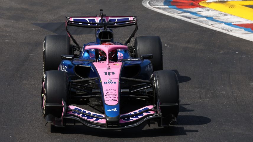 Zak Brown, CEO da McLaren, e o chefe Andrea Stella no GP do Japão da F1 2026 — Foto: Kym Illman/Getty Images