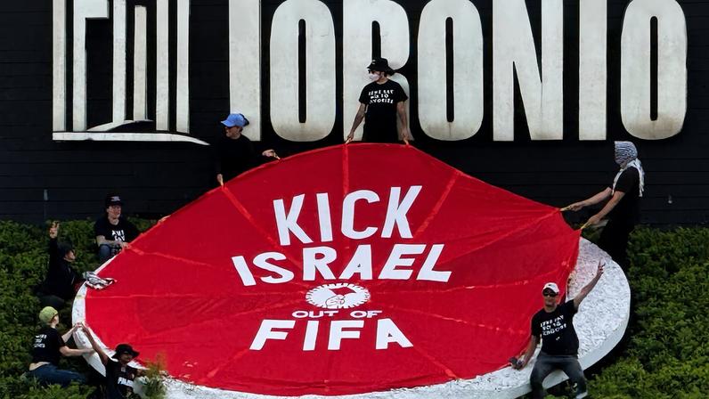 Manifestantes seguram faixa onde se lê "Expulsem Israel da Fifa", em Toronto, Ontário, Canadá 2 de junho de 2026 REUTERS/Kyaw Soe Oo