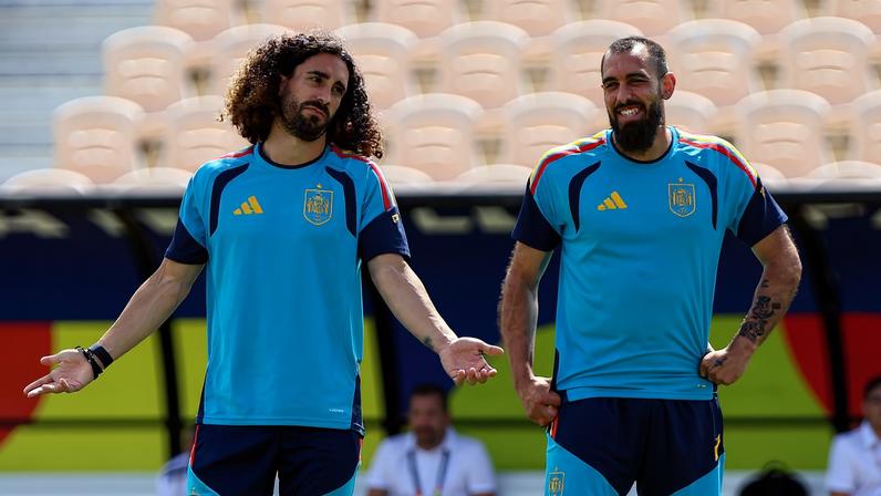 Marc Cucurella e Borja Iglesias, da Espanha, durante o treino — Foto: REUTERS/Jordan Godfree
