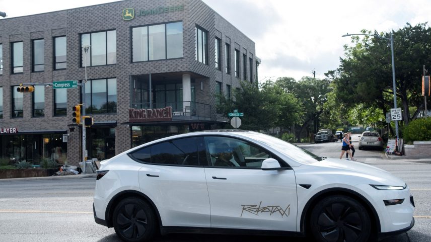 Agência afirma que Tesla omitiu dados para aprovar carros autônomos na Europa