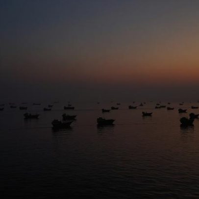 Primeiros navios-tanque atravessam estreito após acordo com Irã
