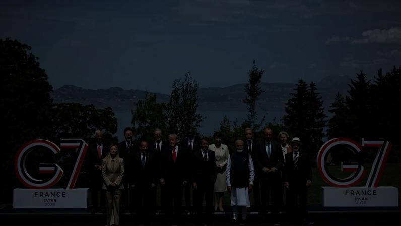 Foto de família da cúpula do G7 em Evián, na França, com residente dos EUA, Donald Trump; presidente da França, Emmanuel Macron; primeiro-ministro do Canadá, Mark Carney; primeira-ministra da Itália, Giorgia Meloni; primeira-ministra do Japão, Sanae Takaichi; presidente da Comissão Europeia, Ursula von der Leyen; presidente do Conselho Europeu, Antonio Costa; chanceler da Alemanha, Friedrich Merz; presidente do Egito, Abdel Fattah al-Sisi; presidente da Coreia do Sul, Lee Jae Myung; primeiro-ministro da Índia, Narendra Modi; presidente do Brasil, Luiz Inácio Lula da Silva; presidente do Quênia, William Ruto; e primeiro-ministro do Reino Unido, Keir Starmer, em 16 de junho de 2026. — Foto: Evelyn Hockstein/ Reuters