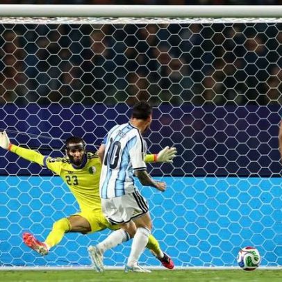 Argentina exibe seu melhor futebol com Messi em campo