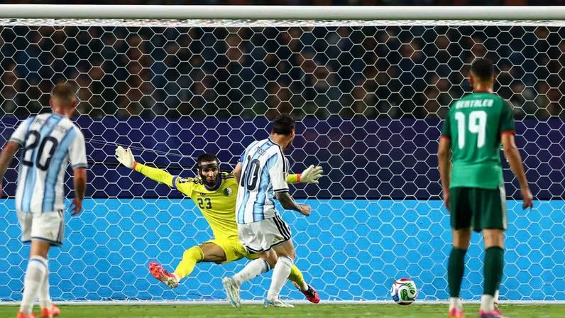 Argentina exibe seu melhor futebol com Messi em campo