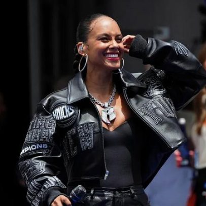 Alicia Keys encerra desfile dos Knicks com couro preto e corrente de diamante