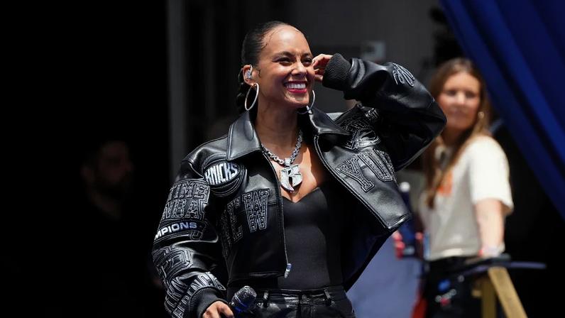 Alicia Keys encerra desfile dos Knicks com couro preto e corrente de diamante