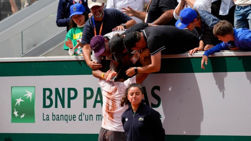 A emoção de Guto Miguel com seu staff em Roland Garros (Foto Julien Crosnier/FFT)