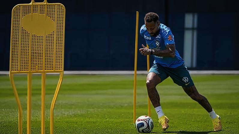 Neymar treina com bola e aumenta expectativa de retorno contra a Escócia